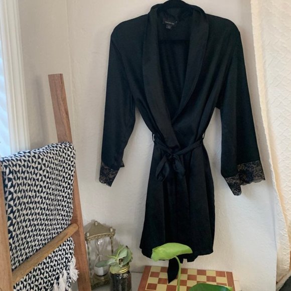 Jones New York Other - Stunning satin lace lined black robe silky soft